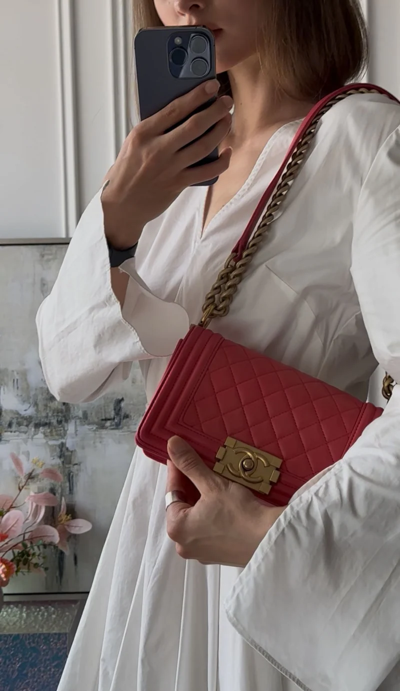 Chanel – Kleine Boy-Flap-Tasche aus gestepptem Lammleder in Pink mit goldenen Beschlägen