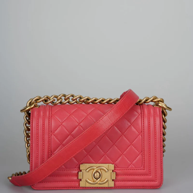 Chanel – Kleine Boy-Flap-Tasche aus gestepptem Lammleder in Pink mit goldenen Beschlägen