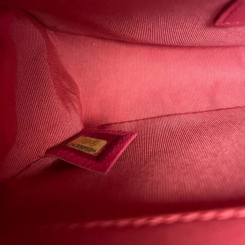 Chanel – Kleine Boy-Flap-Tasche aus gestepptem Lammleder in Pink mit goldenen Beschlägen