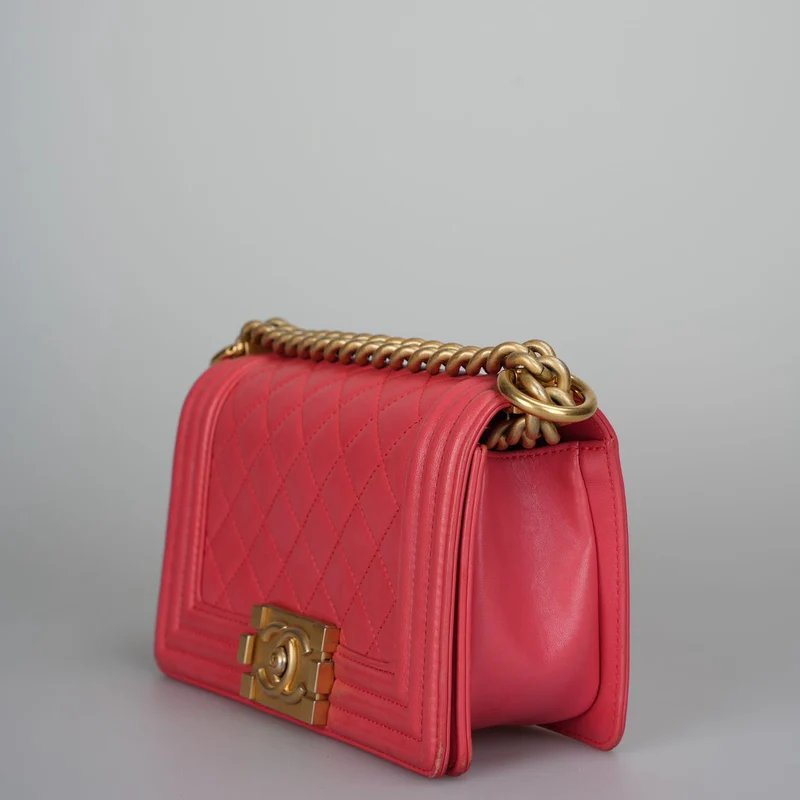 Chanel – Kleine Boy-Flap-Tasche aus gestepptem Lammleder in Pink mit goldenen Beschlägen