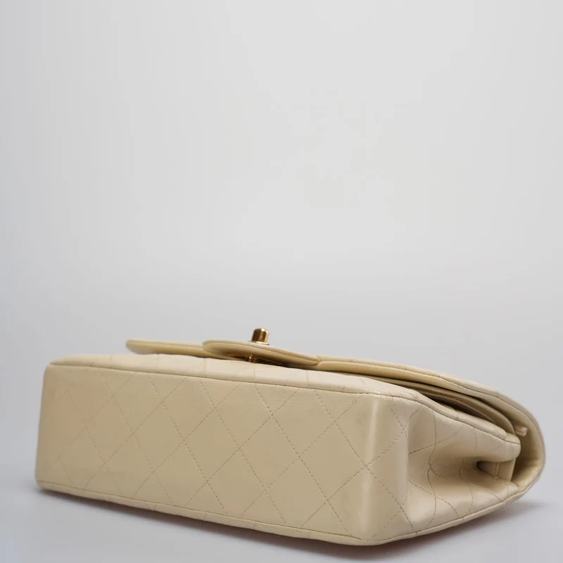 Chanel Vintage Kleine klassische Doppel-Flap-Tasche in Beige mit 24 Karat Goldbeschlägen