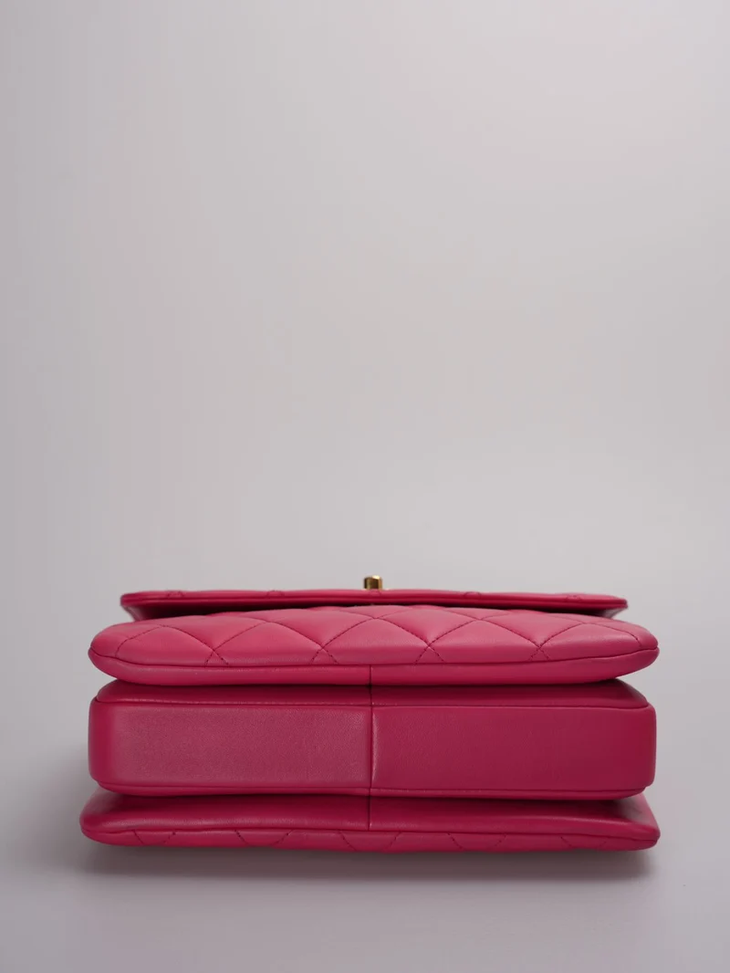 Chanel – Kleine, trendige CC-Tasche aus pinkfarbenem Lammleder mit goldenen Beschlägen