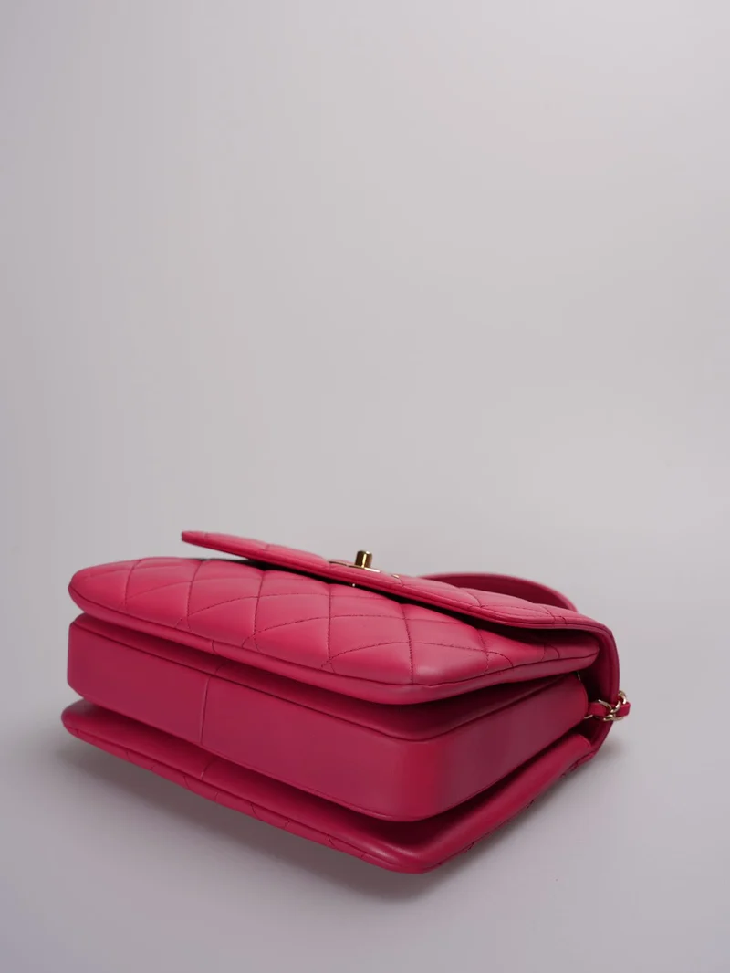 Chanel – Kleine, trendige CC-Tasche aus pinkfarbenem Lammleder mit goldenen Beschlägen