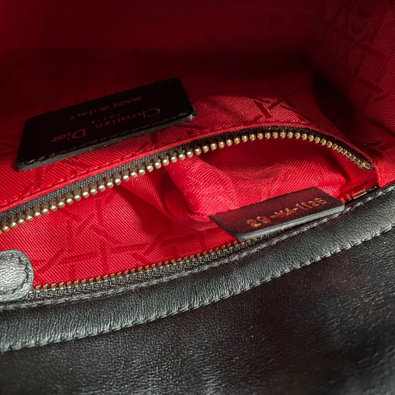 Christian Dior – Kleine Lady Dior-Tasche aus Cannage-Lammleder mit goldenen Beschlägen, schwarz