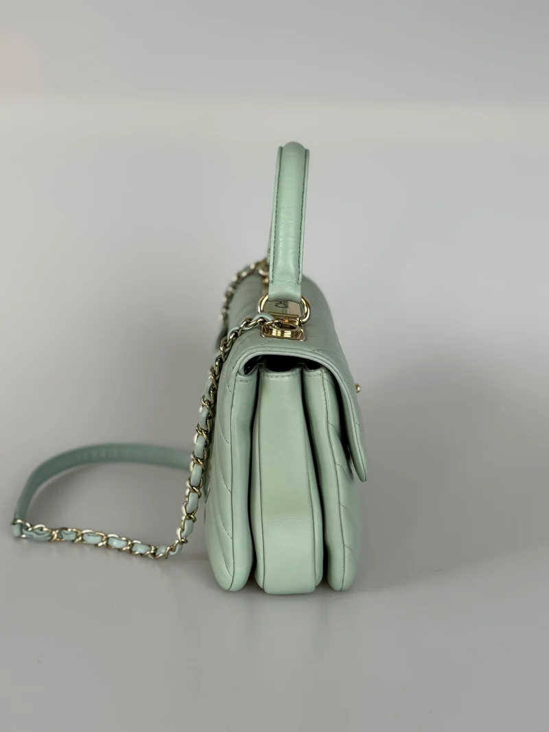 CHANEL Kleine, trendige CC-Flap-Tasche aus Lammleder mit Chevron-Steppung und zwei Griffen, Hellgrün