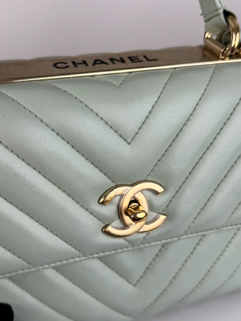 CHANEL Kleine, trendige CC-Flap-Tasche aus Lammleder mit Chevron-Steppung und zwei Griffen, Hellgrün