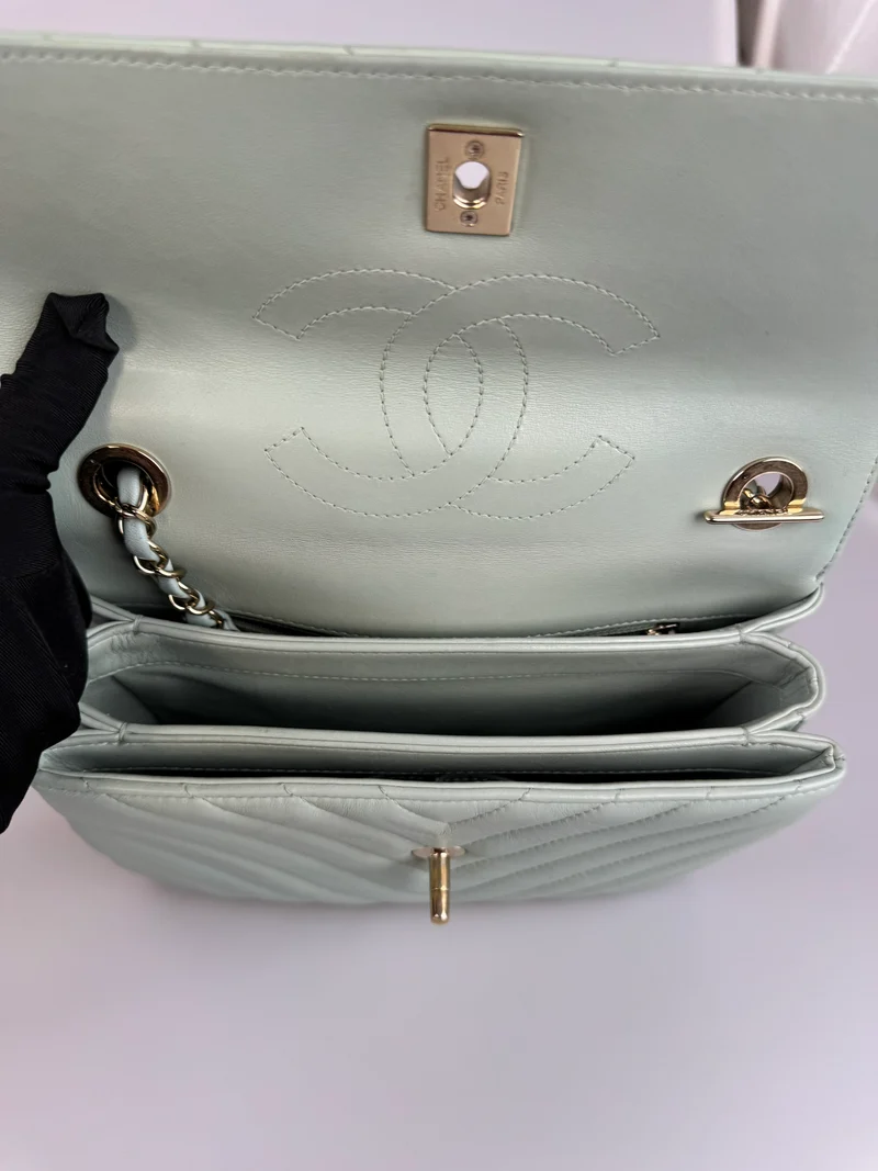 CHANEL Kleine, trendige CC-Flap-Tasche aus Lammleder mit Chevron-Steppung und zwei Griffen, Hellgrün