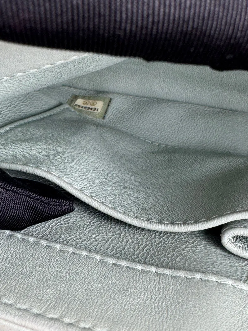 CHANEL Kleine, trendige CC-Flap-Tasche aus Lammleder mit Chevron-Steppung und zwei Griffen, Hellgrün