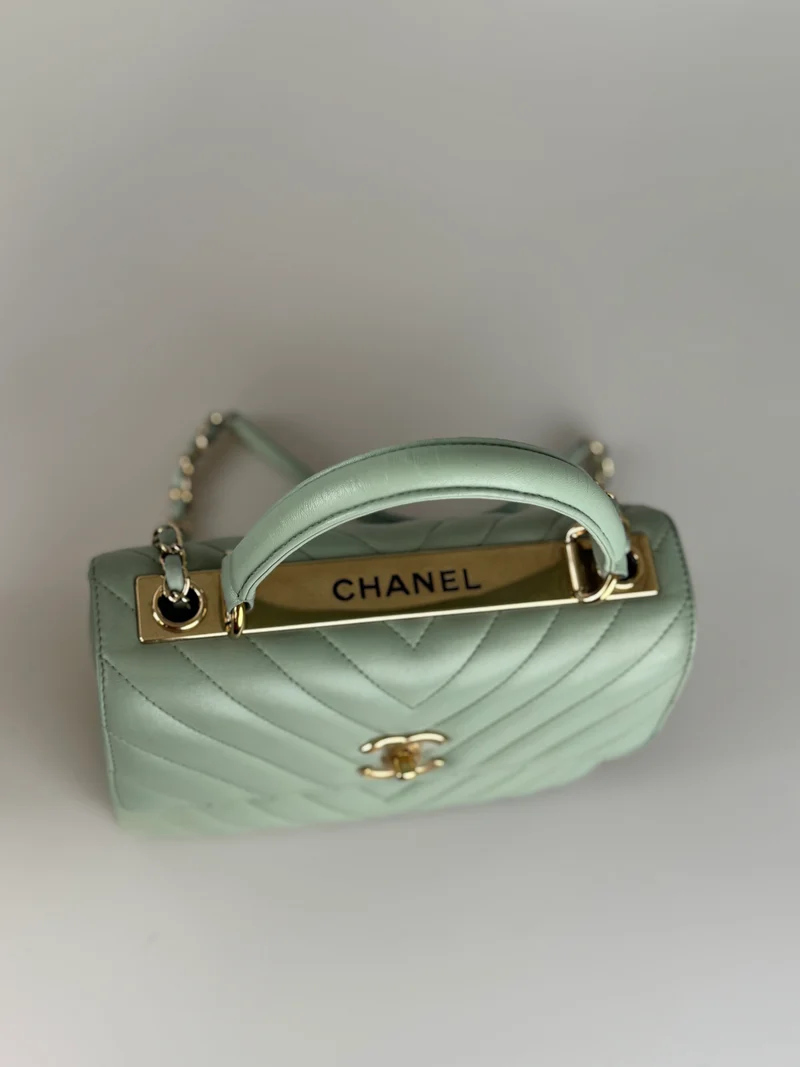 CHANEL Kleine, trendige CC-Flap-Tasche aus Lammleder mit Chevron-Steppung und zwei Griffen, Hellgrün