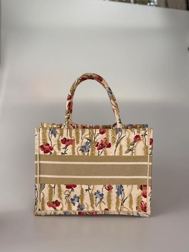 Christian Dior Beige Blumen bestickte Canvas Buchtasche Mittel