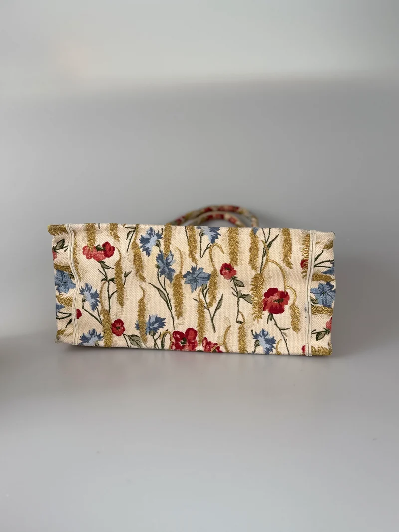 Christian Dior Beige Blumen bestickte Canvas Buchtasche Mittel
