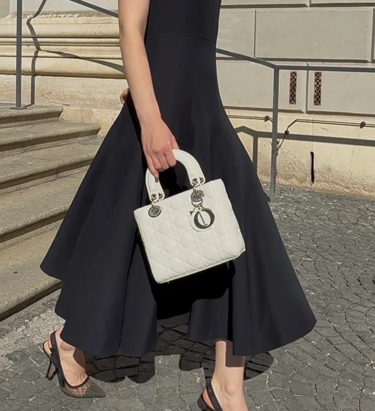 Christian Dior Kleine Lady Dior Tasche aus weißem Cannage-Lammleder mit goldenen Beschlägen