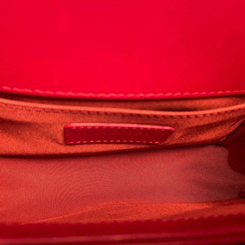 Chanel Kleine Le Boy Tasche Rotes gestepptes Lammleder mit goldenen Beschlägen