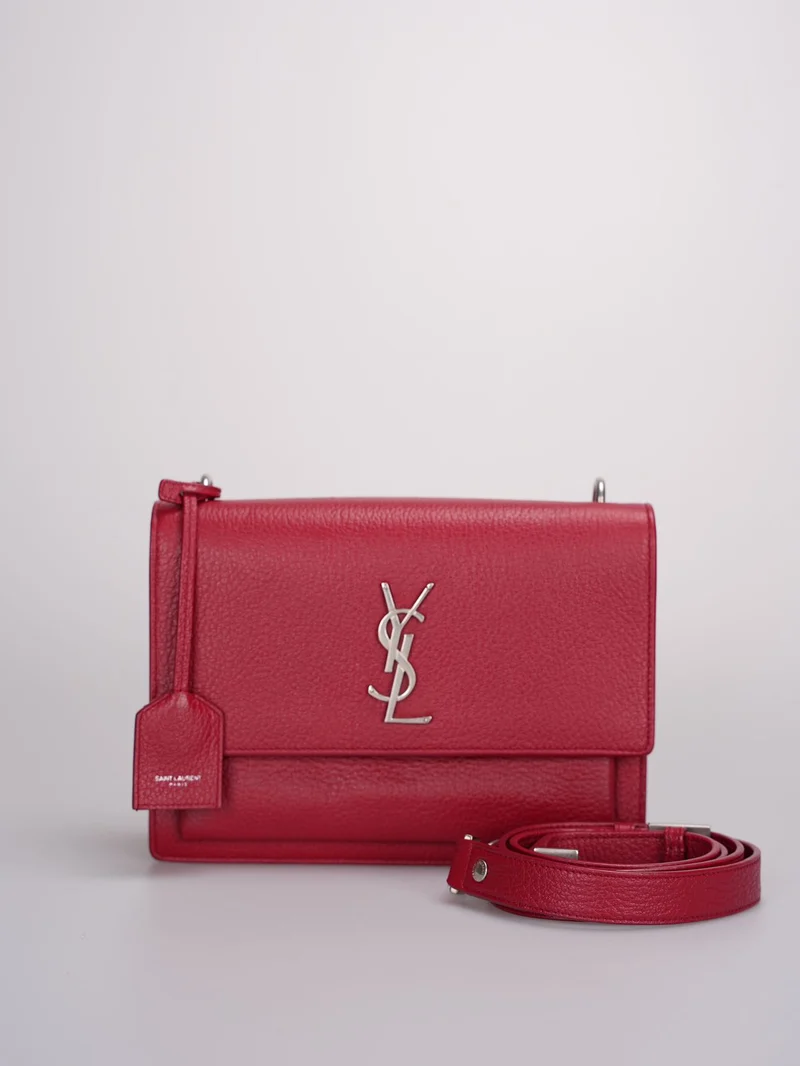 Saint Laurent – ​​Mittelgroße Sunset-Tasche aus genarbtem Kalbsleder mit Monogramm in Rot