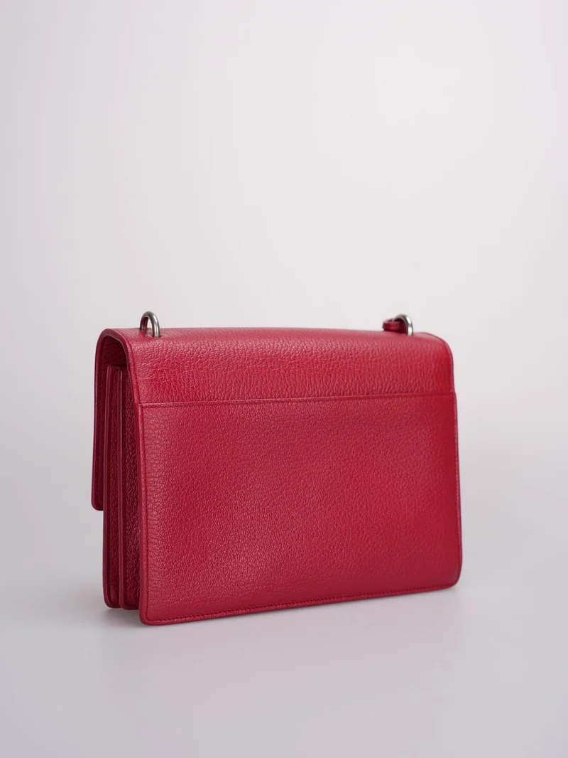 Saint Laurent – ​​Mittelgroße Sunset-Tasche aus genarbtem Kalbsleder mit Monogramm in Rot
