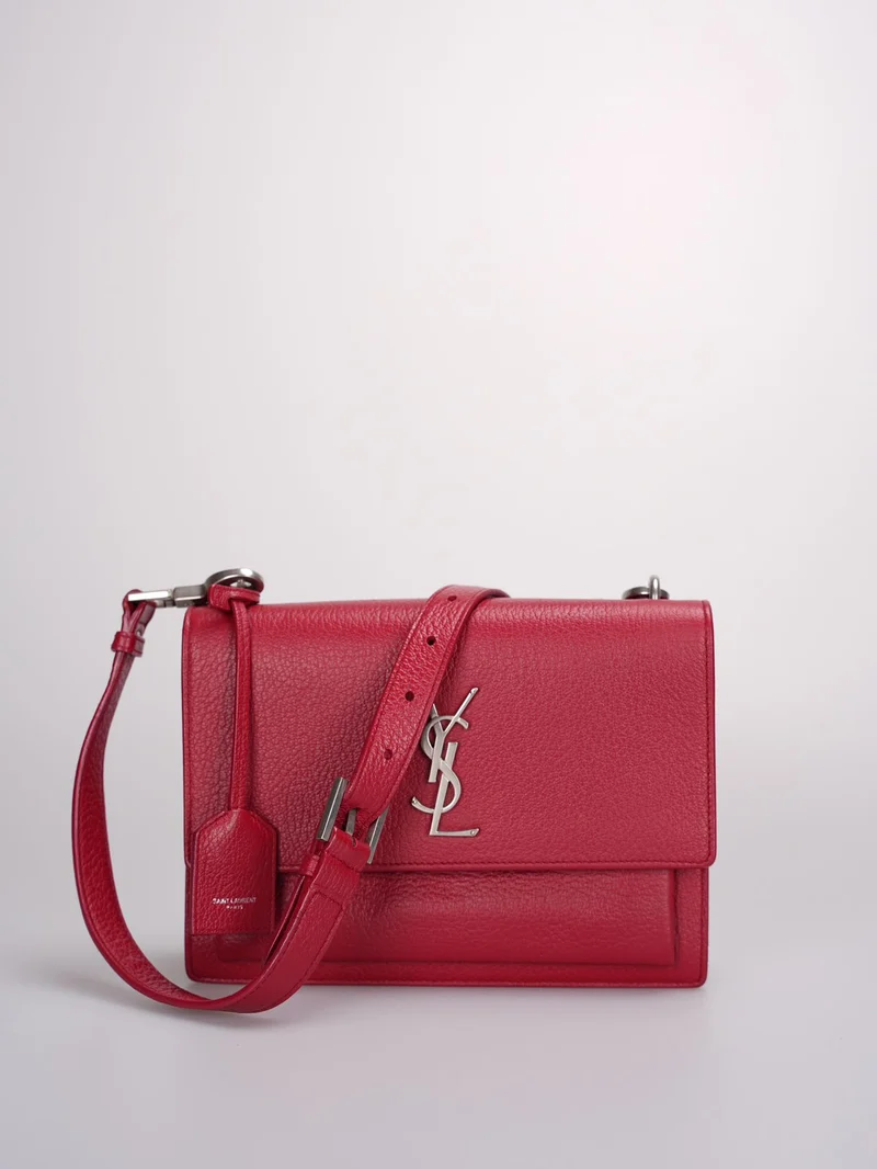 Saint Laurent – ​​Mittelgroße Sunset-Tasche aus genarbtem Kalbsleder mit Monogramm in Rot