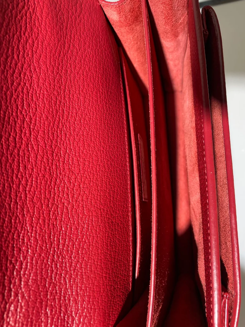 Saint Laurent – ​​Mittelgroße Sunset-Tasche aus genarbtem Kalbsleder mit Monogramm in Rot