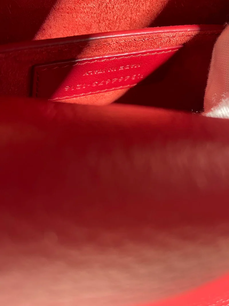 Saint Laurent – ​​Mittelgroße Sunset-Tasche aus genarbtem Kalbsleder mit Monogramm in Rot