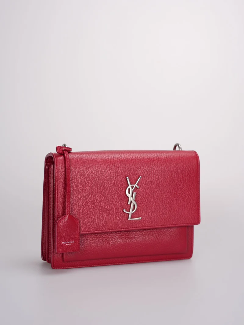Saint Laurent – ​​Mittelgroße Sunset-Tasche aus genarbtem Kalbsleder mit Monogramm in Rot