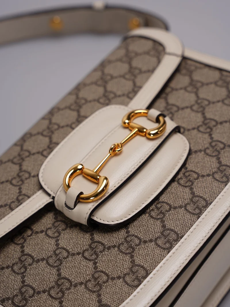 Gucci Supreme Monogram – Umhängetasche Horsebit 1955 aus Kalbsleder in Beige