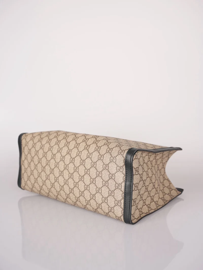 Gucci – Tragetasche mit Vorhängeschloss und GG-Logo aus Supreme-Canvas-Leder in Beige/Schwarz in Medium