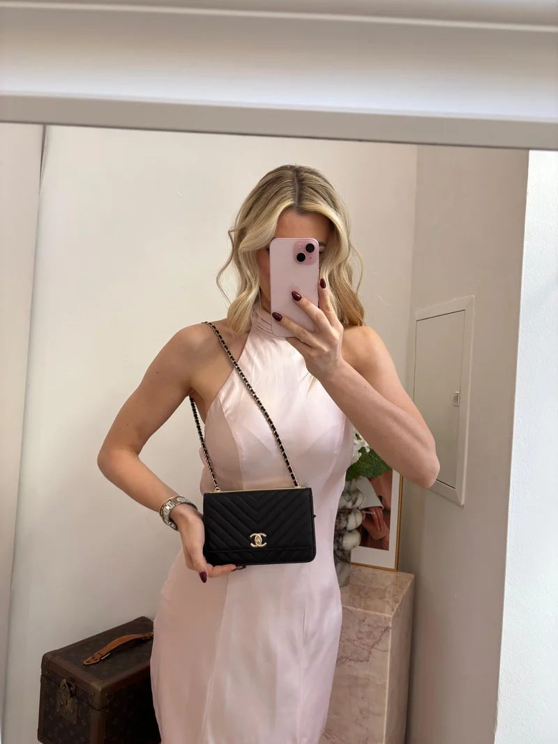 Chanel – Trendy CC-Geldbörse aus Lammleder mit Chevron-Muster und gesteppter Kette in Schwarz