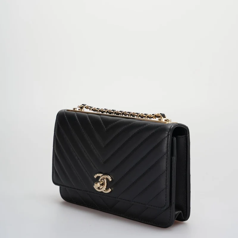 Chanel – Trendy CC-Geldbörse aus Lammleder mit Chevron-Muster und gesteppter Kette in Schwarz