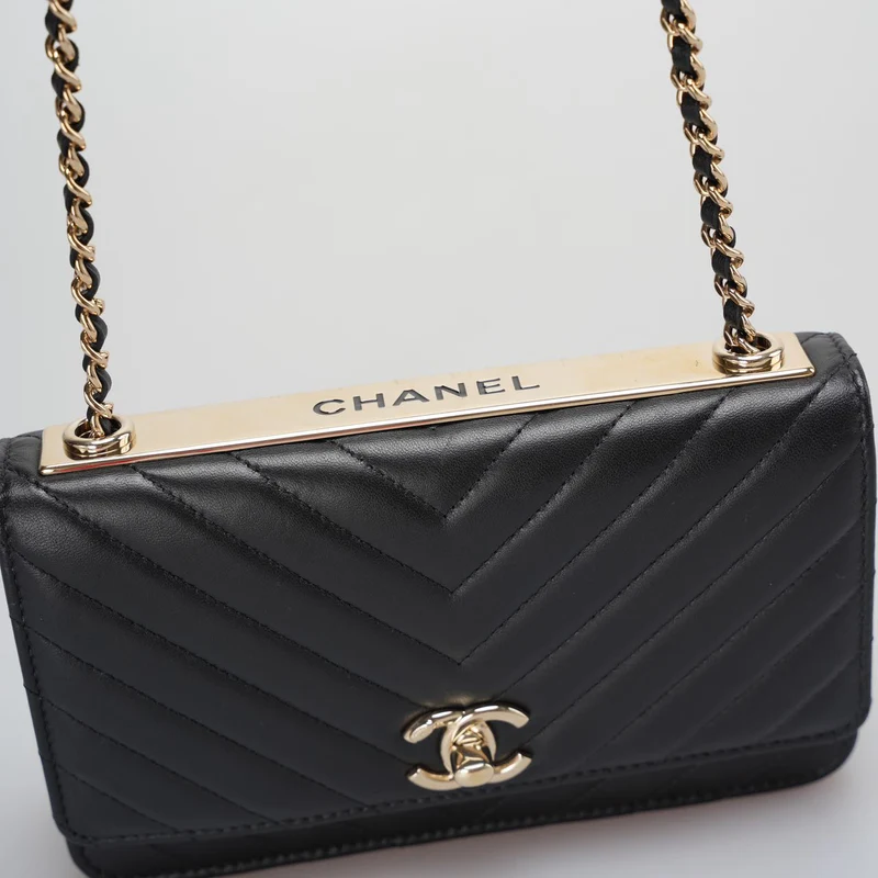 Chanel – Trendy CC-Geldbörse aus Lammleder mit Chevron-Muster und gesteppter Kette in Schwarz