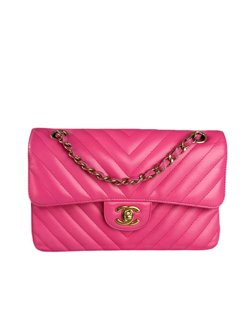 Chanel – Kleine, rosafarbene klassische Doppel-Flap-Tasche aus Chevron-Lammleder mit goldenen Beschlägen