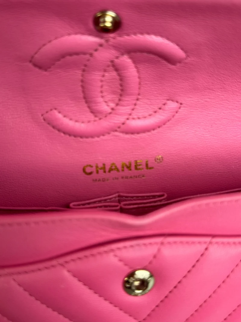 Chanel – Kleine, rosafarbene klassische Doppel-Flap-Tasche aus Chevron-Lammleder mit goldenen Beschlägen
