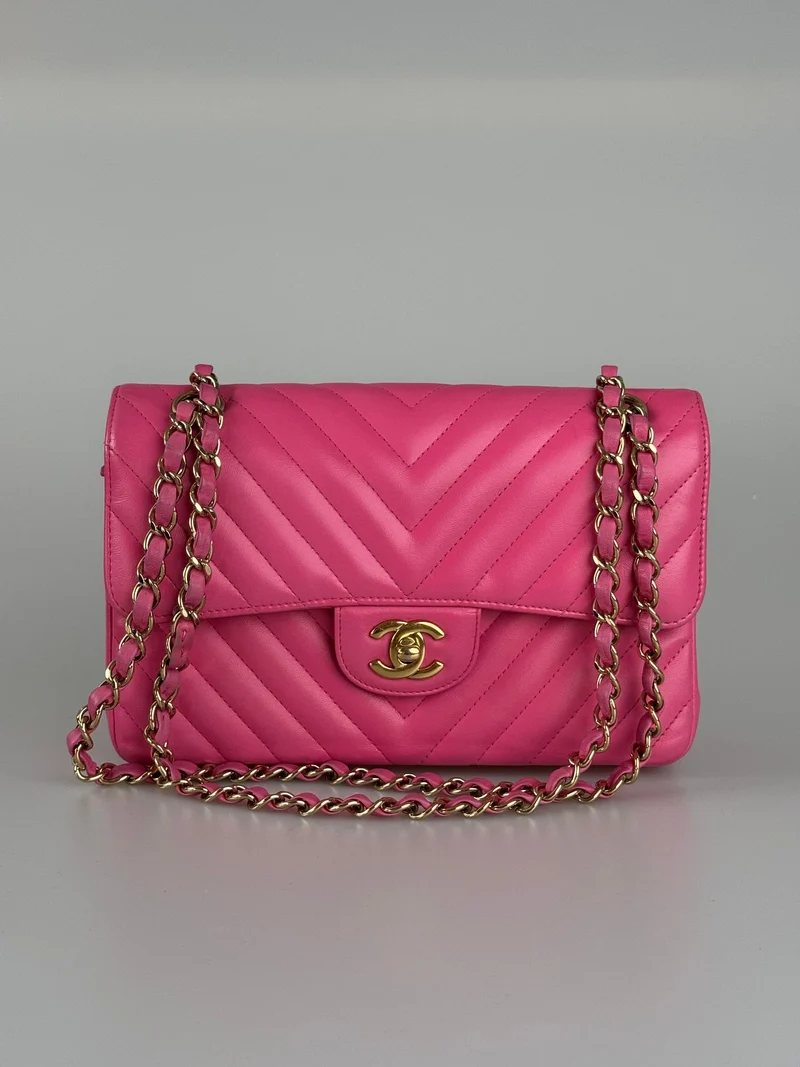 Chanel – Kleine, rosafarbene klassische Doppel-Flap-Tasche aus Chevron-Lammleder mit goldenen Beschlägen