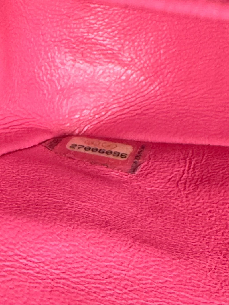 Chanel – Kleine, rosafarbene klassische Doppel-Flap-Tasche aus Chevron-Lammleder mit goldenen Beschlägen