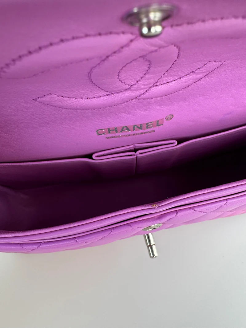 Chanel Medium Classic Double Flap Bag aus lila Leliac-Lammleder mit silberner Hardware