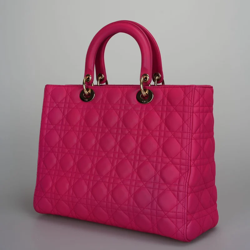 Christian Dior – Große Cannage Lady Dior aus Lammleder in Rosa mit goldener Hardware