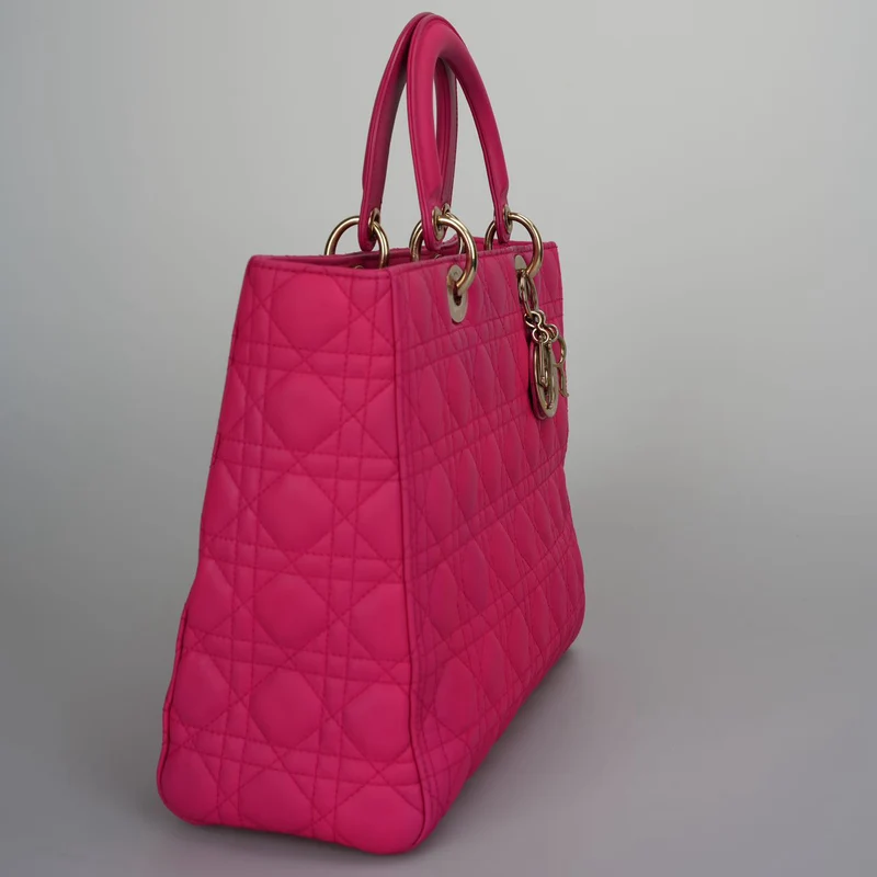 Christian Dior – Große Cannage Lady Dior aus Lammleder in Rosa mit goldener Hardware