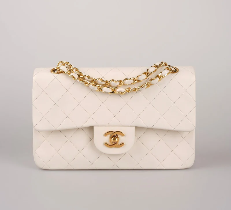 Chanel – Mittlere Vintage-Tasche in Weiß mit klassischer Doppelklappe aus Lammleder mit goldenen Beschlägen