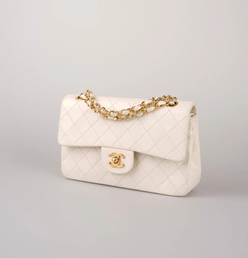 Chanel – Mittlere Vintage-Tasche in Weiß mit klassischer Doppelklappe aus Lammleder mit goldenen Beschlägen