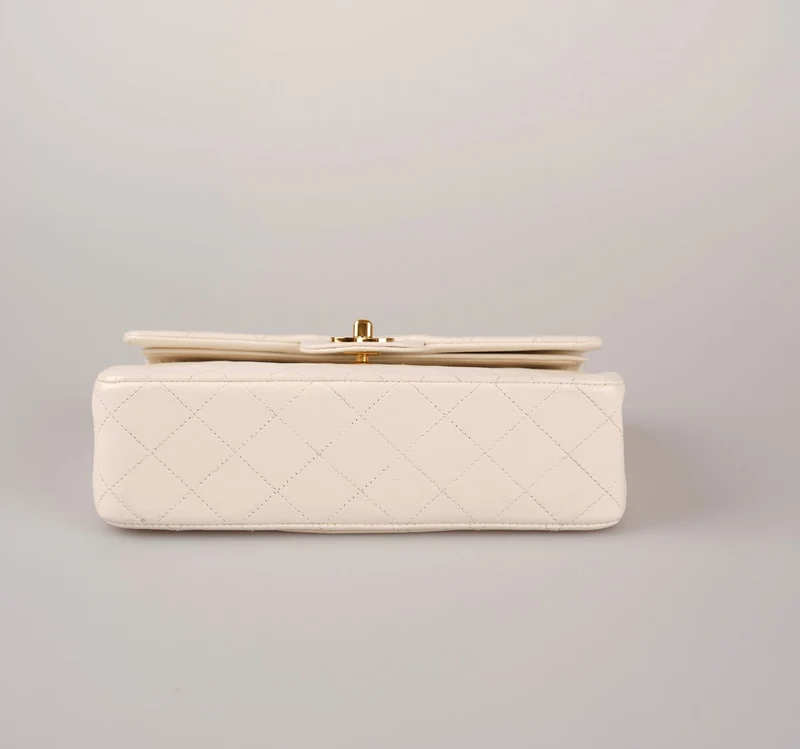 Chanel – Mittlere Vintage-Tasche in Weiß mit klassischer Doppelklappe aus Lammleder mit goldenen Beschlägen