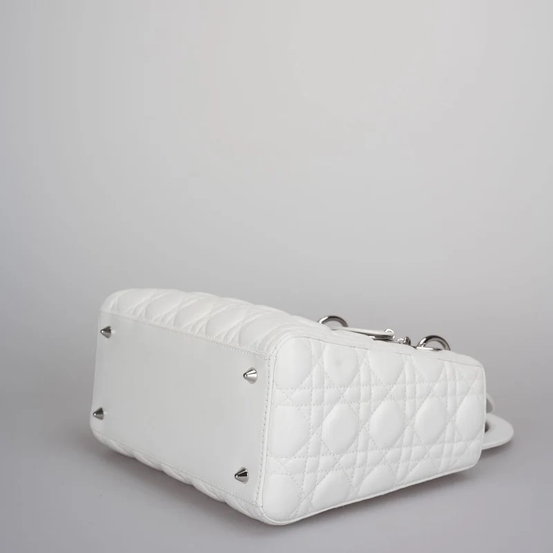 Christian Dior Weiße mittelgroße Lady Dior Tasche aus Cannage-Lammleder mit silberner Hardware