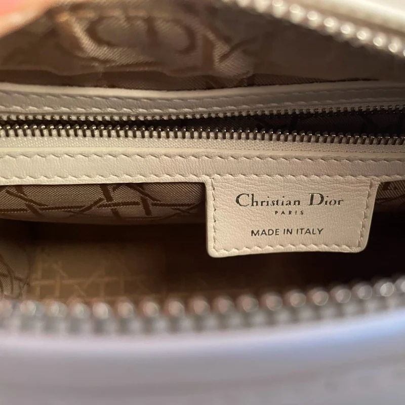 Christian Dior Weiße mittelgroße Lady Dior Tasche aus Cannage-Lammleder mit silberner Hardware