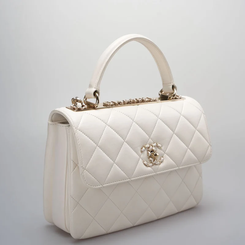 Chanel – Trendy CC-Tasche aus Lammleder in Weiß mit Tragegriff oben in kleiner Größe