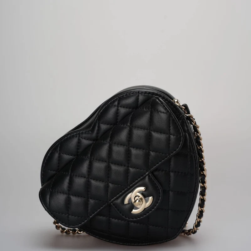 Chanel Große Herztasche aus schwarzem gestepptem Lammleder