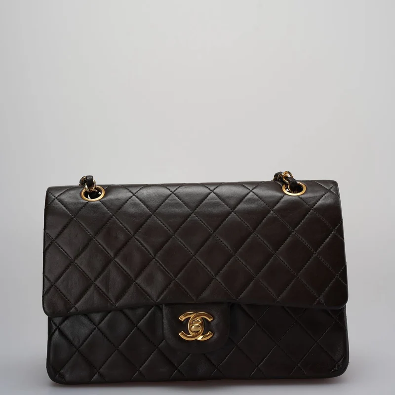 Chanel Vintage Classic Flap Bag in Schokoladenbraun mit 24 Karat Goldbeschlägen mittlerer Größe