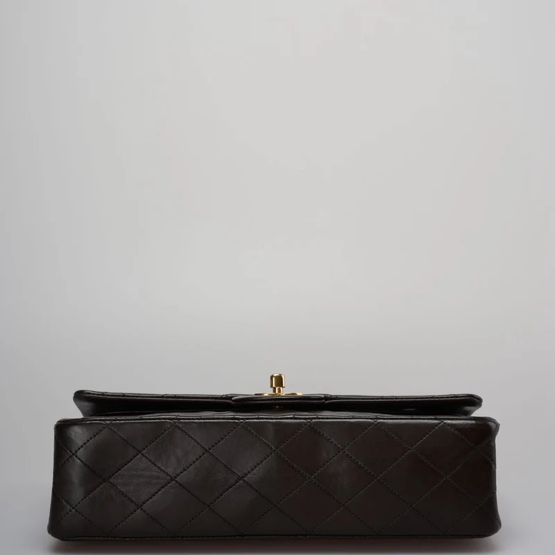 Chanel Vintage Classic Flap Bag in Schokoladenbraun mit 24 Karat Goldbeschlägen mittlerer Größe