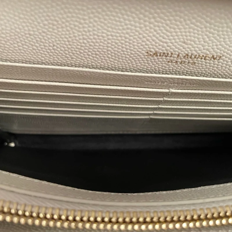 Saint Laurent – ​​Cassandre – Umschlag-Geldbörse aus weißem Leder mit Kette
