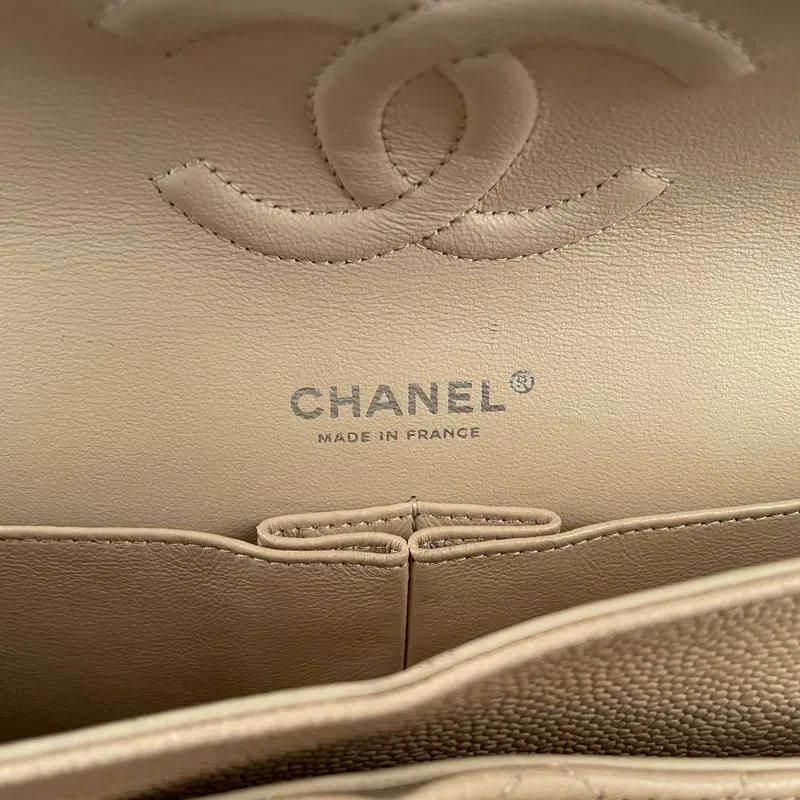Chanel Beige Classic Double Flap Bag Medium aus gestepptem Kaviarleder mit silberner Hardware