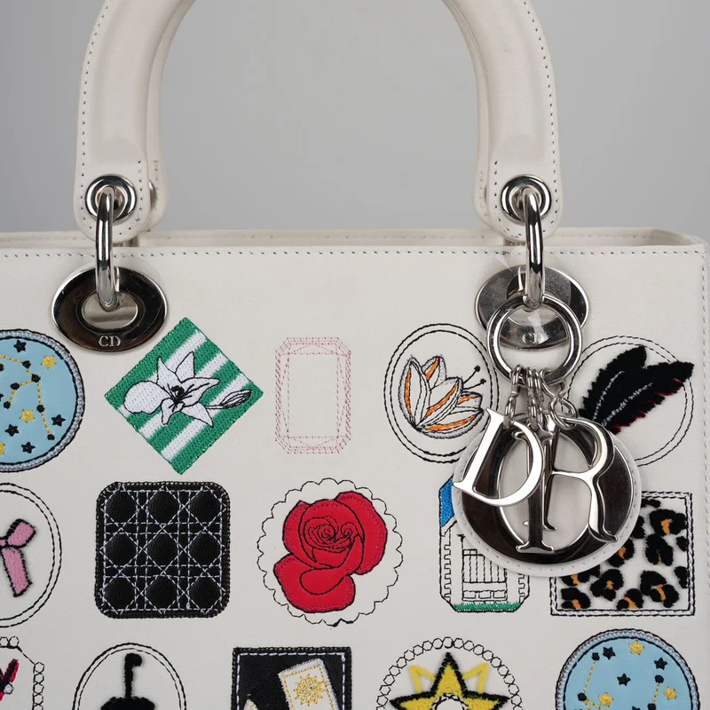 Christian Dior Lady Dior Tasche aus weißem Leder mit Aufnäher und Verzierung, mittelgroß