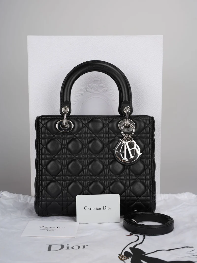 Christian Dior Schwarze mittelgroße Lady Dior Tasche aus Cannage-Lammleder mit silberner Hardware