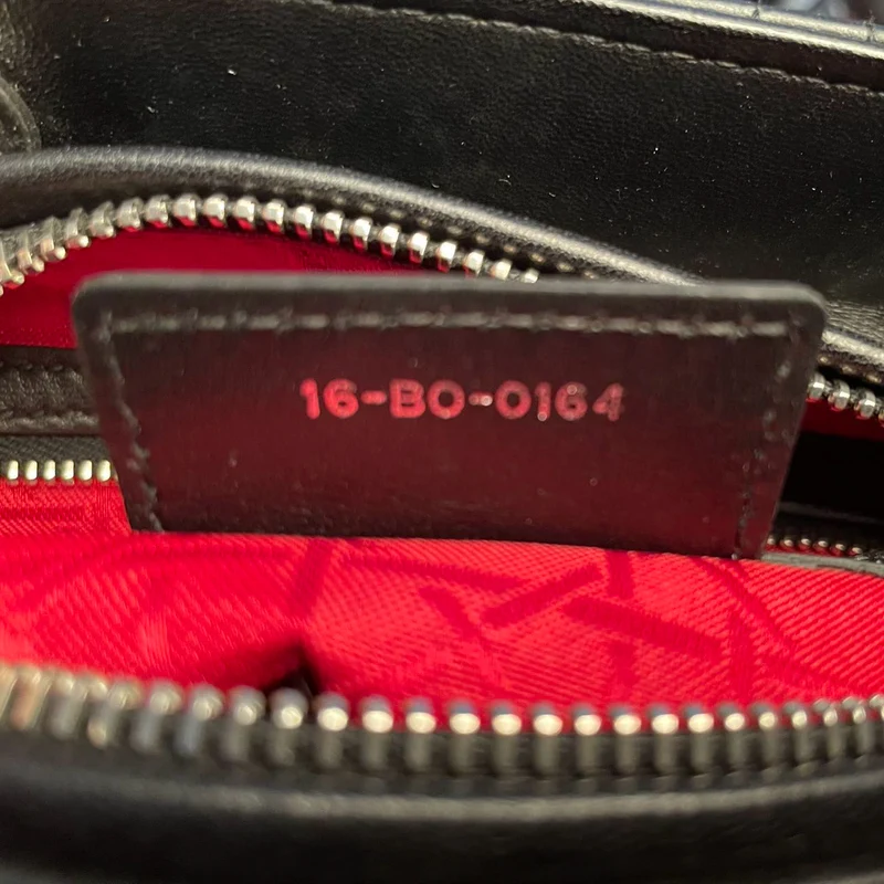 Christian Dior Schwarze mittelgroße Lady Dior Tasche aus Cannage-Lammleder mit silberner Hardware