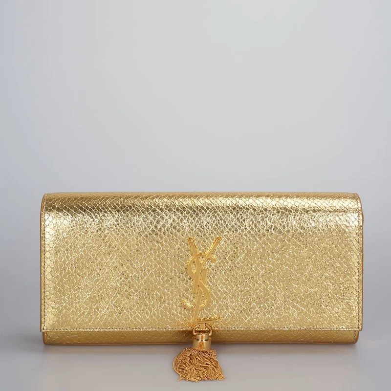 Saint Laurent – ​​Klassische Clutch aus goldmetallicfarbenem Kalbsleder mit geprägtem Monogramm und Quaste